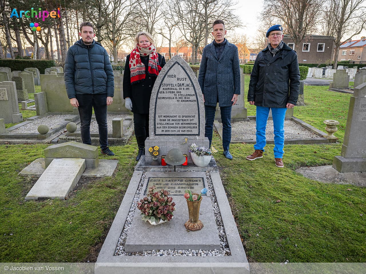 Wethouder Markwat ontsteekt lichtjes op oorlogsgraven Stellendam