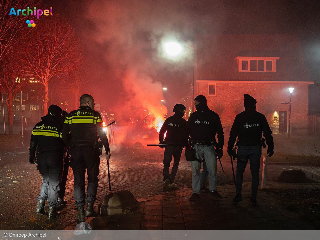 Onrustige avond in Middelharnis: politie voert charges uit