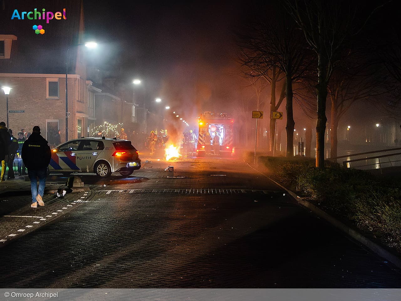 Onrustige avond in Middelharnis: politie voert charges uit