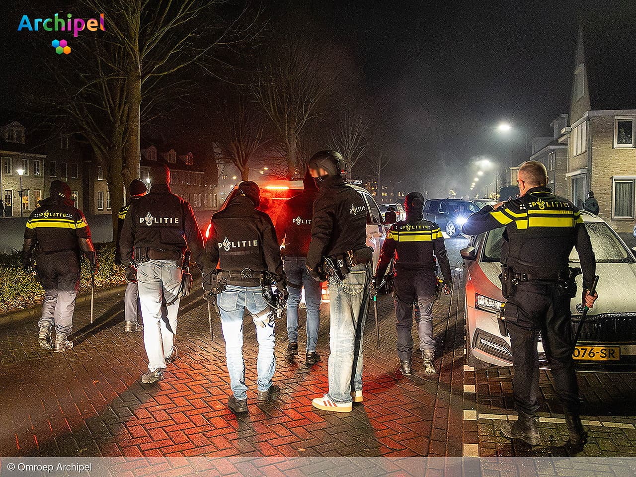 Onrustige avond in Middelharnis: politie voert charges uit