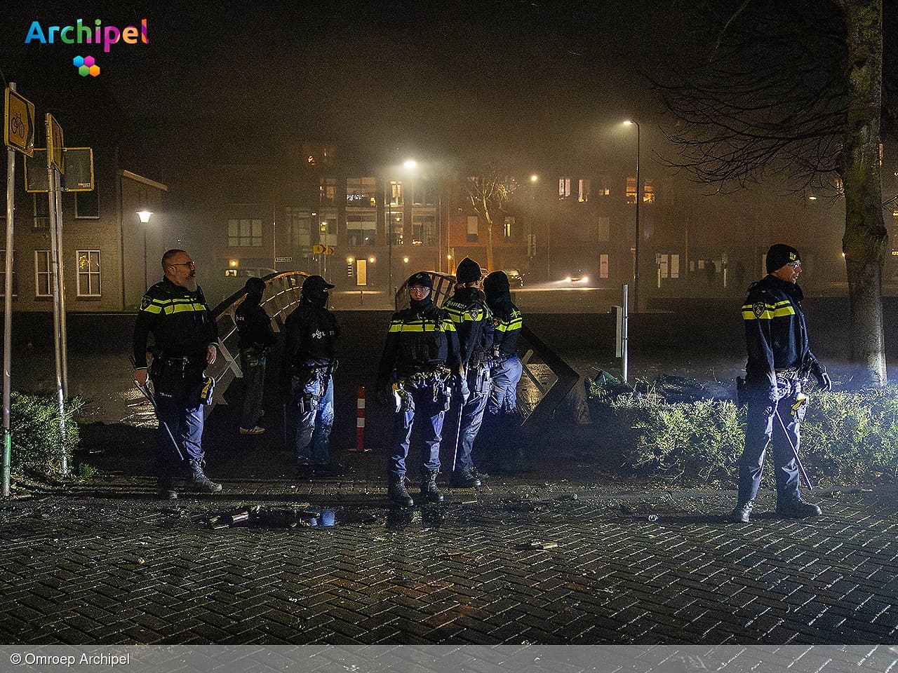 Onrustige avond in Middelharnis: politie voert charges uit