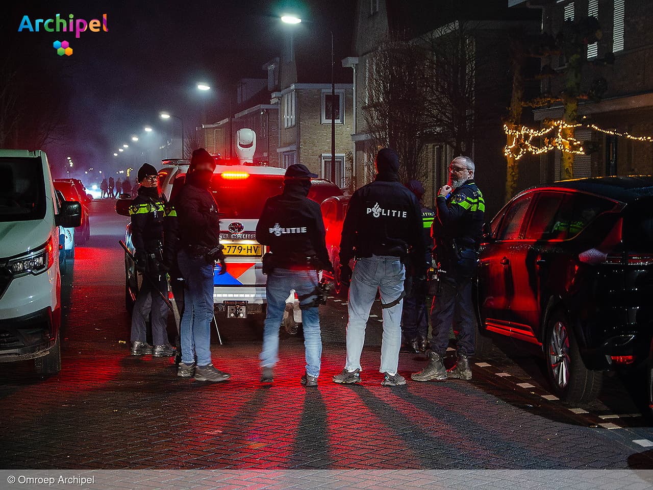Onrustige avond in Middelharnis: politie voert charges uit