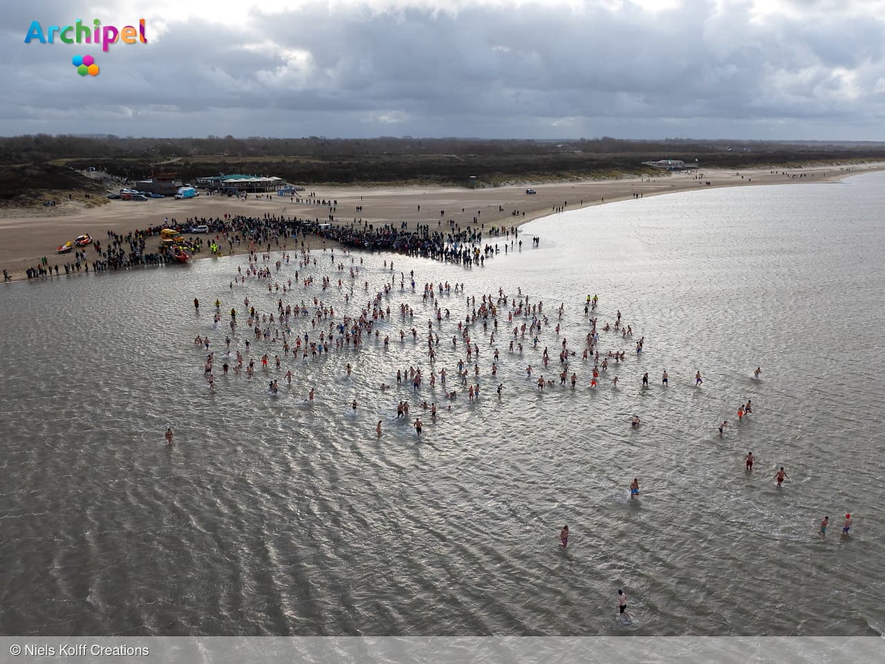 Nieuwjaarsduik Ouddorp trekt 500 deelnemers