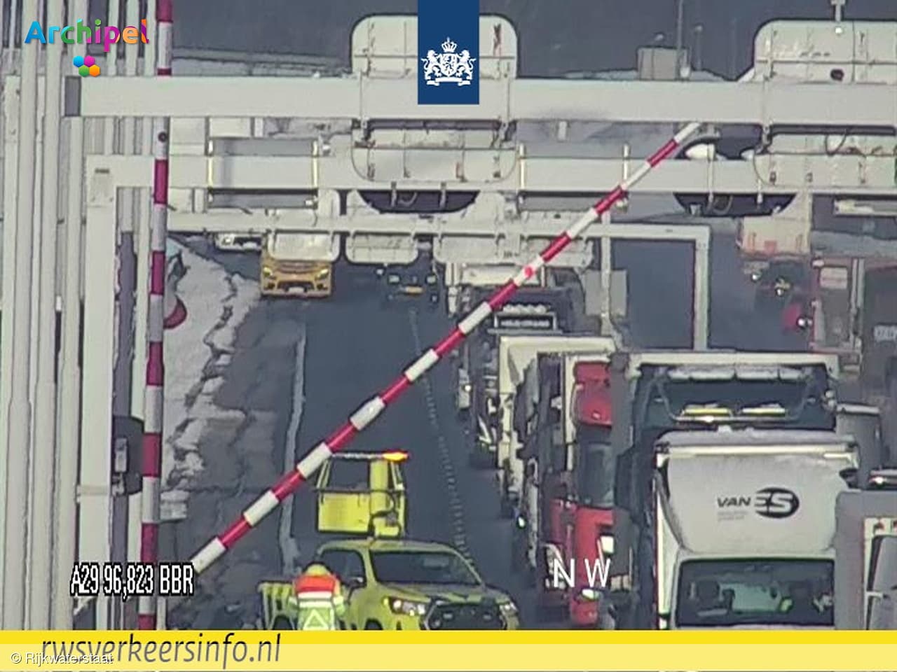 Aanrijding met slagboom op Haringvlietbrug zorgt voor lange files