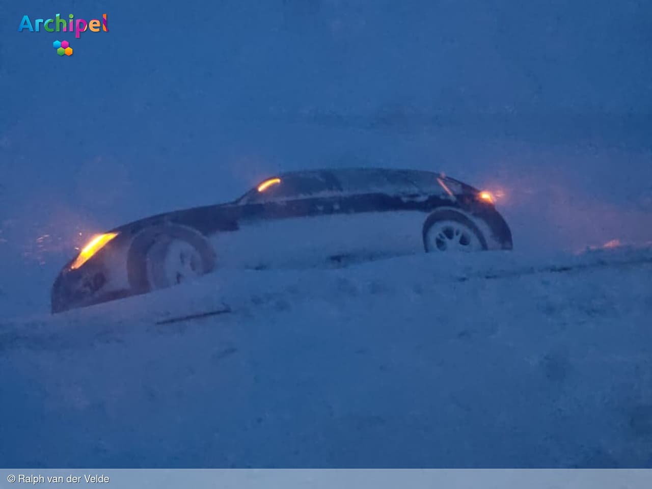 Boer redt automobilisten uit de sneeuw