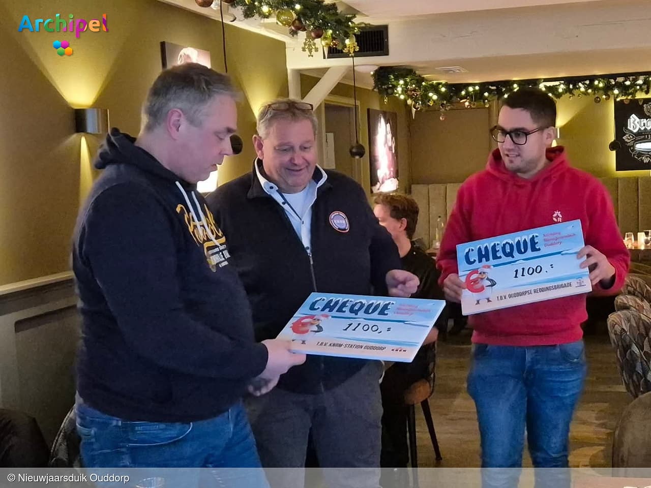 Nieuwjaarsduik Ouddorp reikt cheques uit