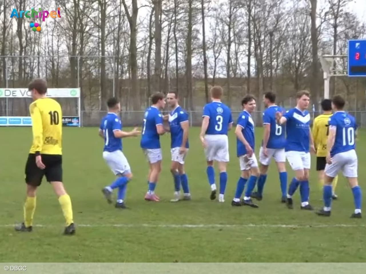 Blauw-witten domineren en blijven in het spoor van koploper