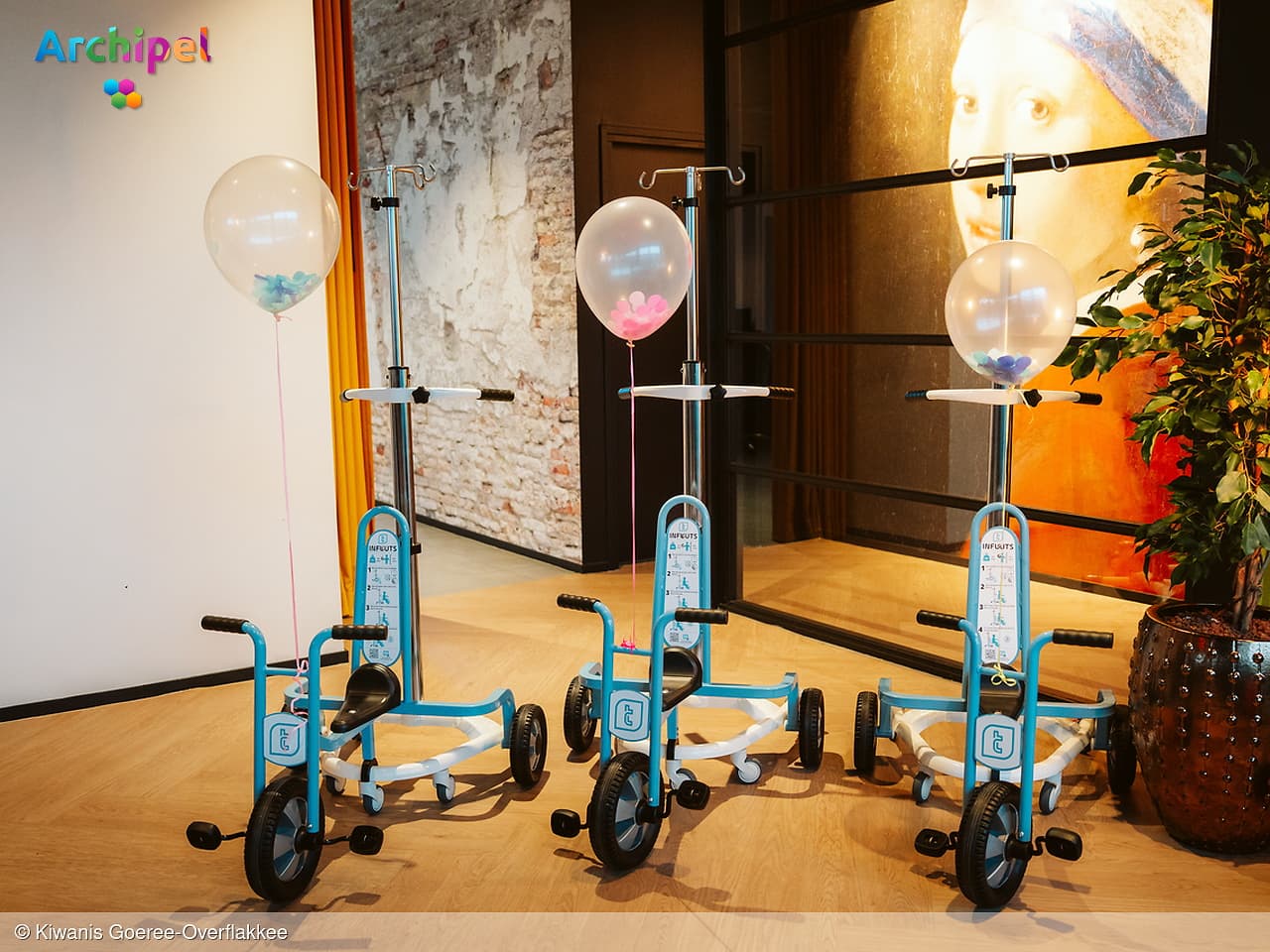 Kiwanis schenkt infuusfietsjes aan ziekenhuis Dirksland