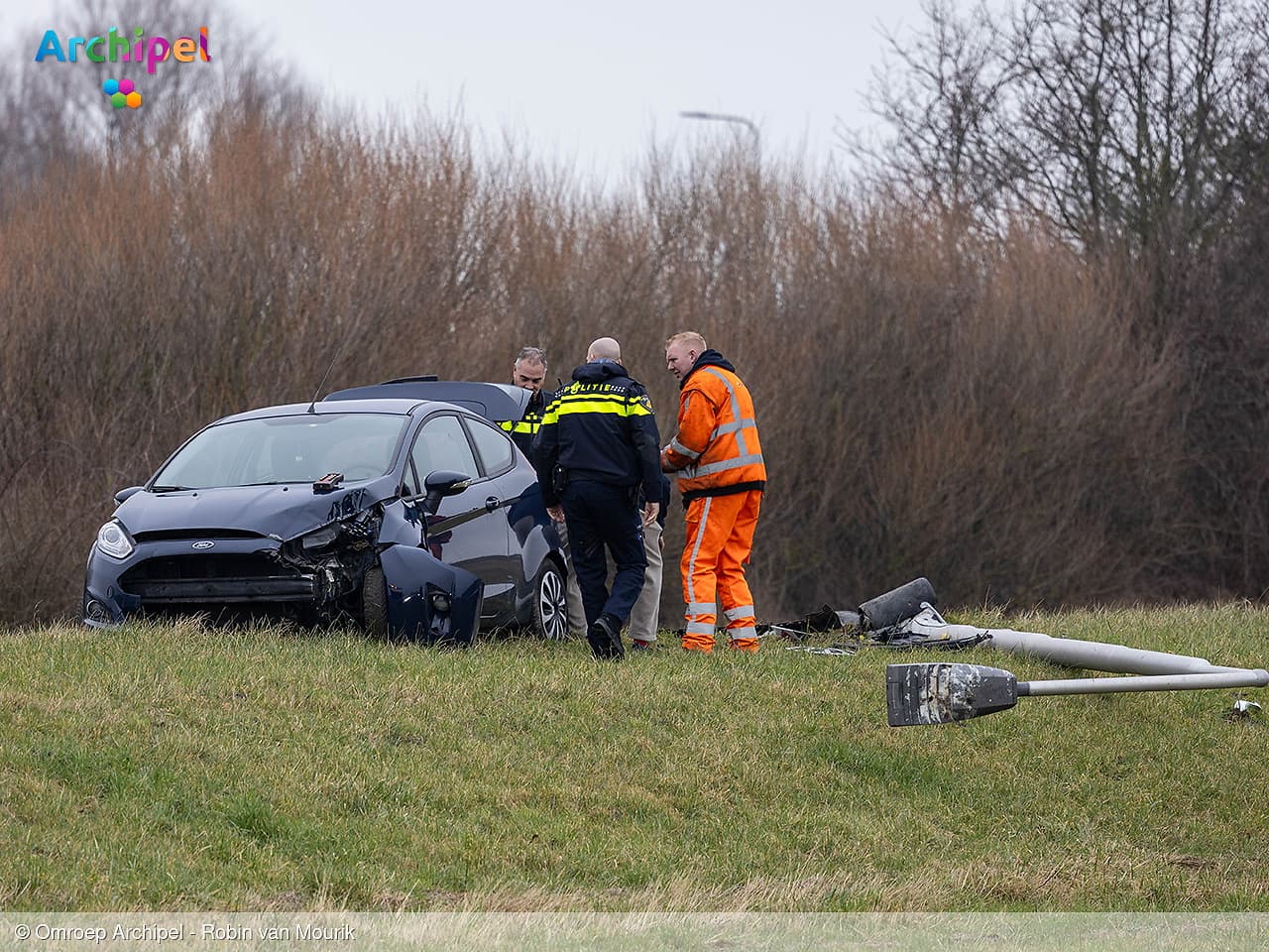 Automobilist rijdt lantaarnpaal uit de grond