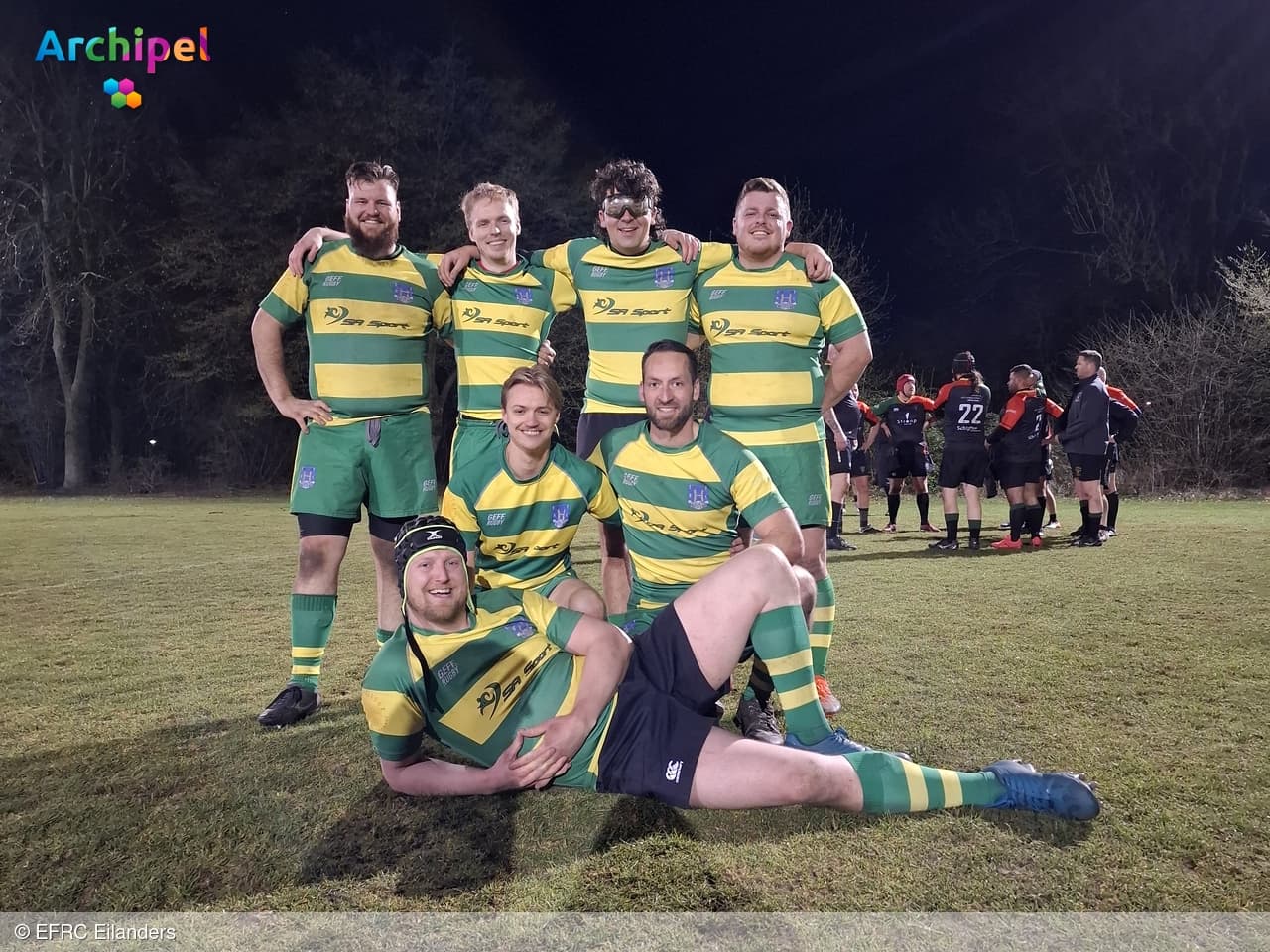 Oude Meesters betreden het veld tijdens rugbywedstrijd