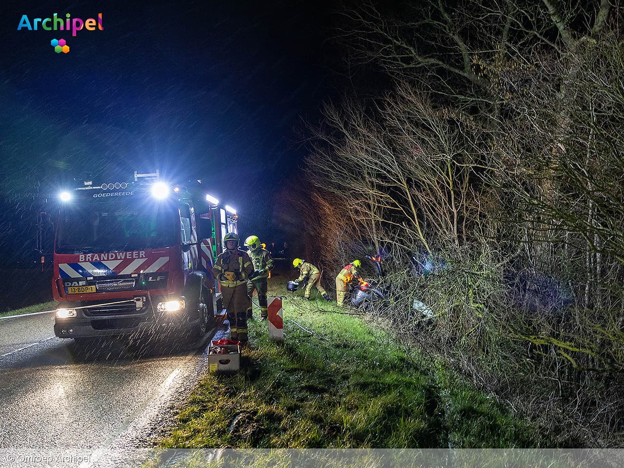 Auto raakt van weg, bestuurder en baby naar ziekenhuis