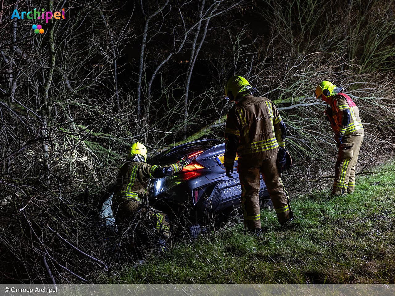 Auto raakt van weg, bestuurder en baby naar ziekenhuis