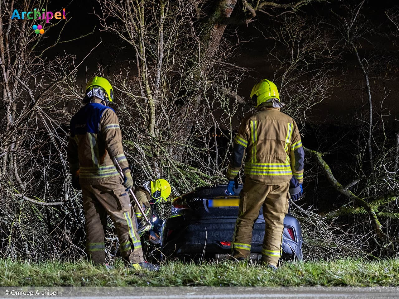 Auto raakt van weg, bestuurder en baby naar ziekenhuis