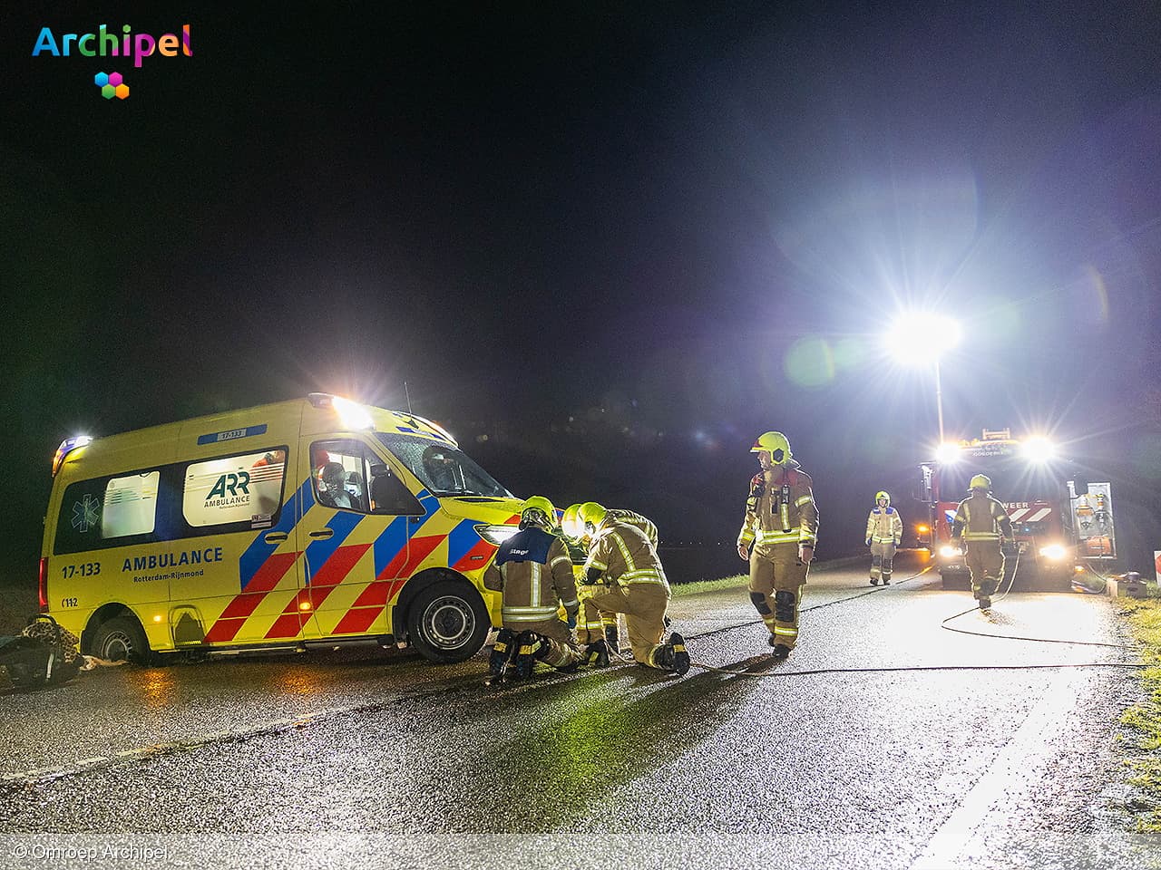 Auto raakt van weg, bestuurder en baby naar ziekenhuis