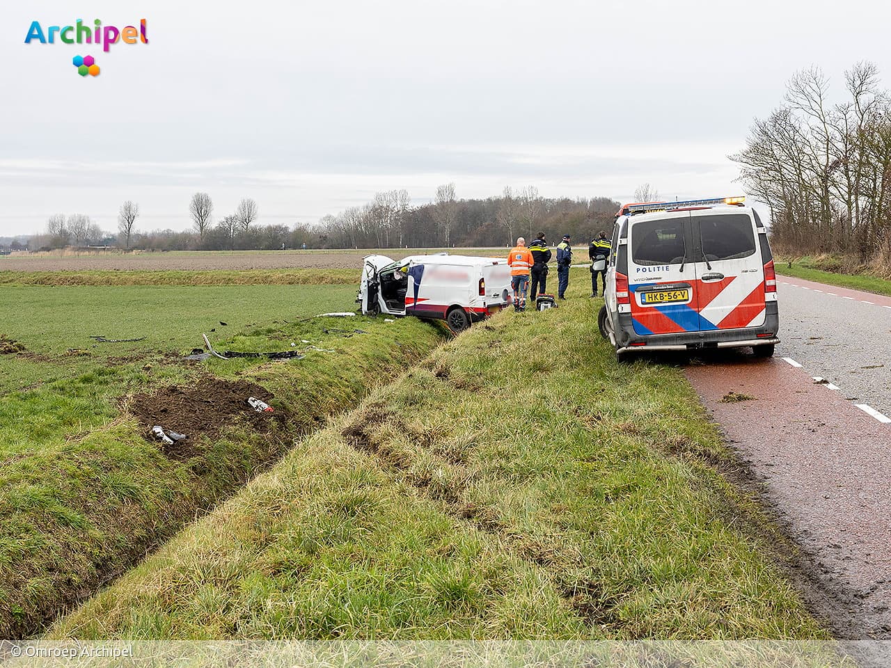 Bestelbus belandt over sloot bij eenzijdig ongeval