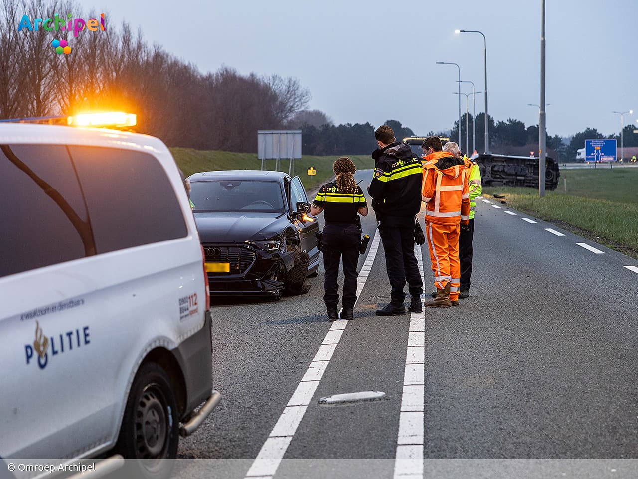 Bestelbus kantelt door botsing op N57