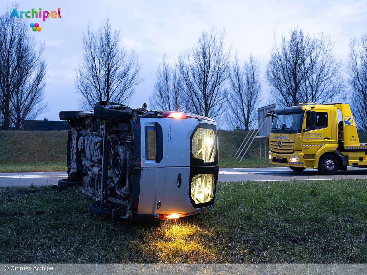 Bestelbus kantelt door botsing op N57