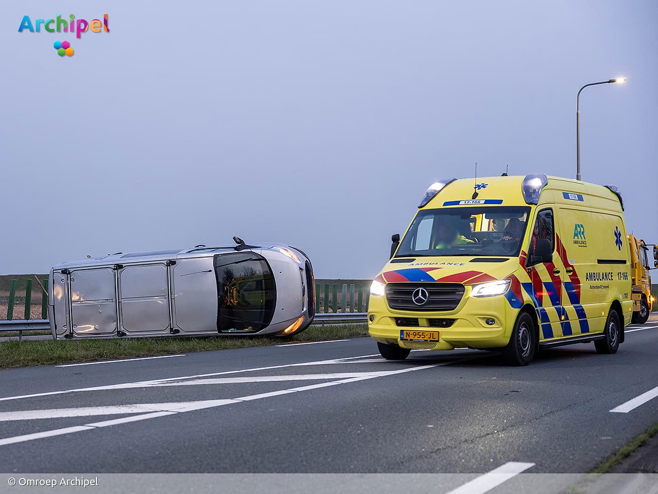 Bestelbus kantelt door botsing op N57