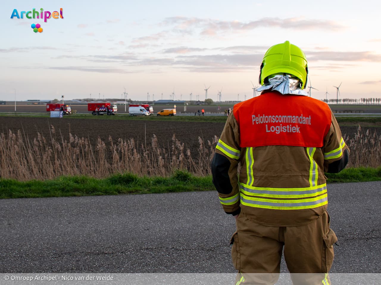 Vlammen slaan uit dak van brandende loods