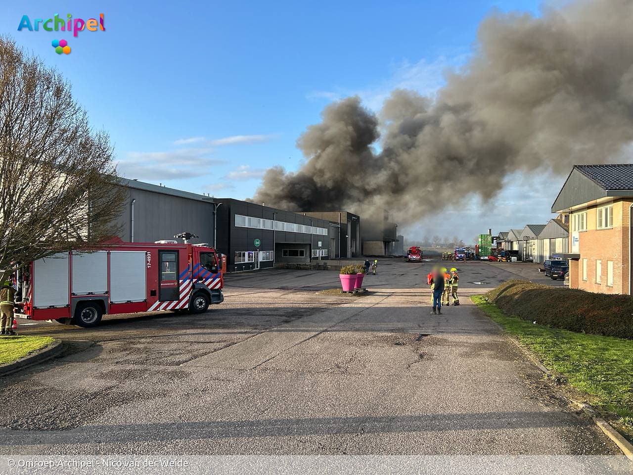 Vlammen slaan uit dak van brandende loods