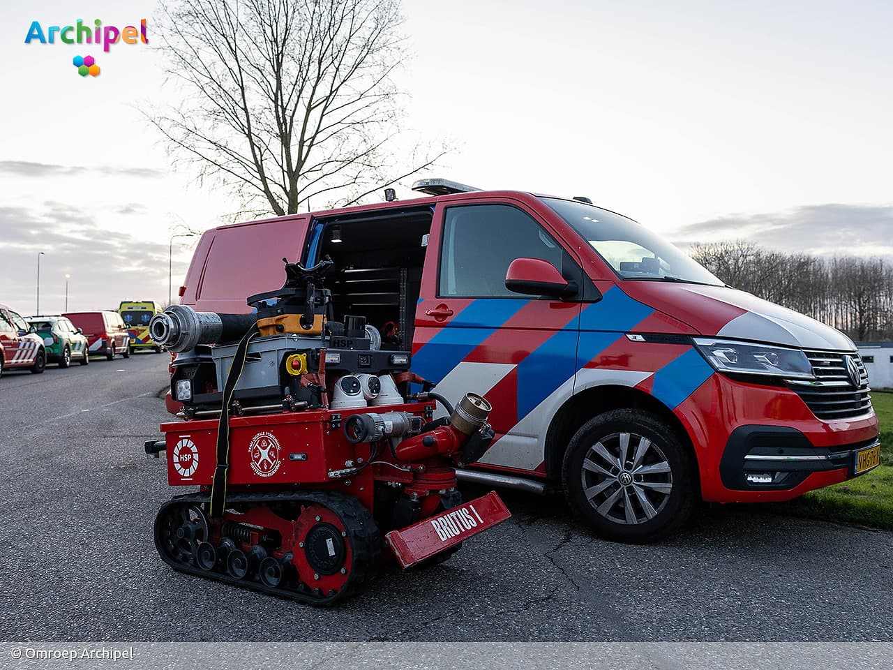 Vlammen slaan uit dak van brandende loods