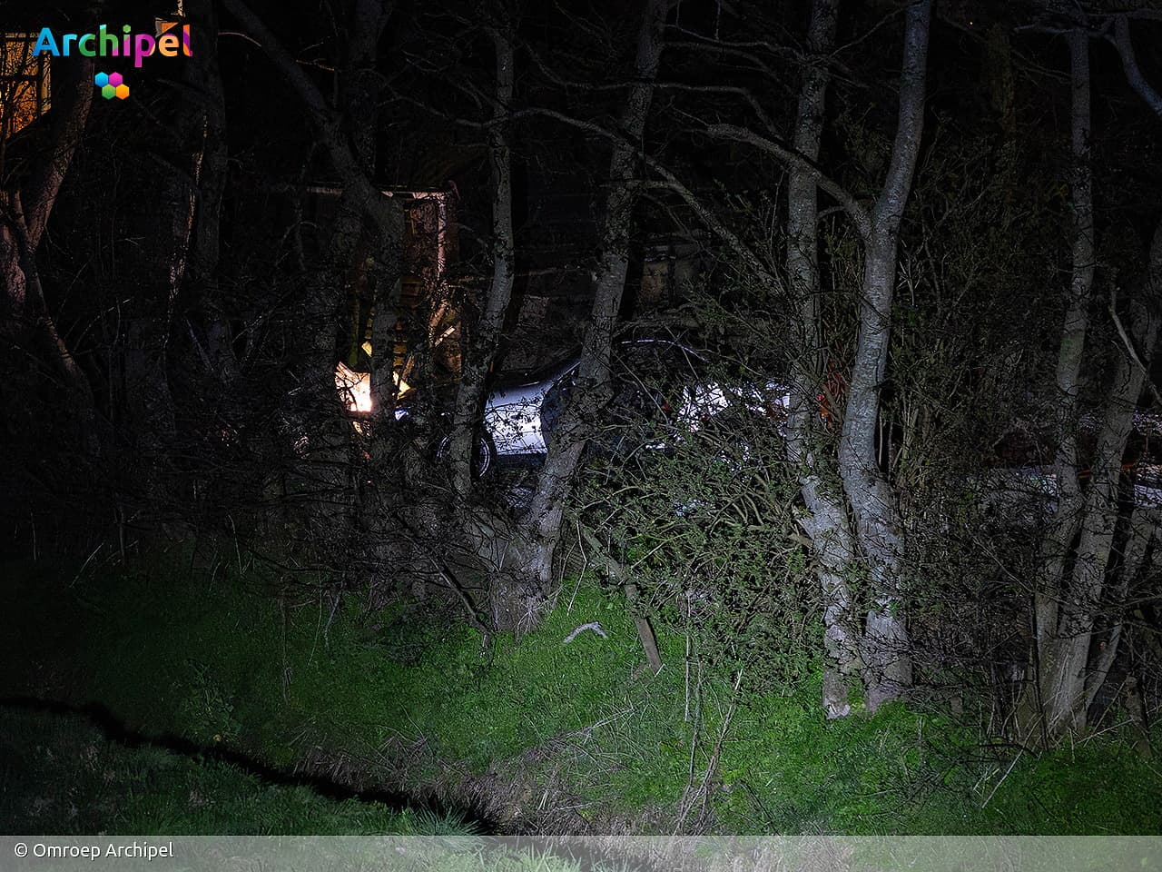Bestuurder mist bocht en rijdt tuin in