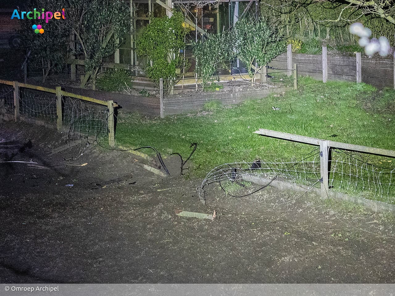 Bestuurder mist bocht en rijdt tuin in