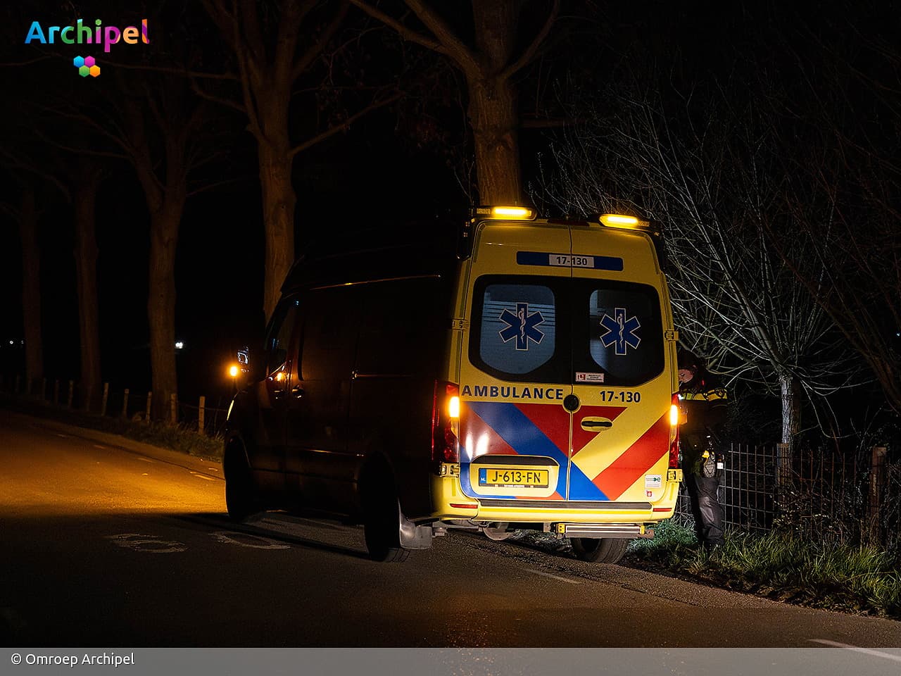 Bestuurder mist bocht en rijdt tuin in
