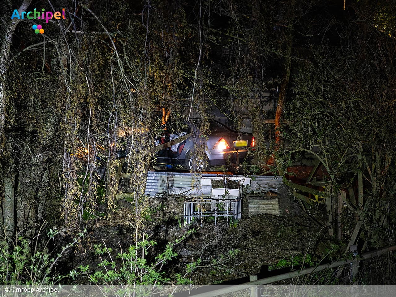 Bestuurder mist bocht en rijdt tuin in