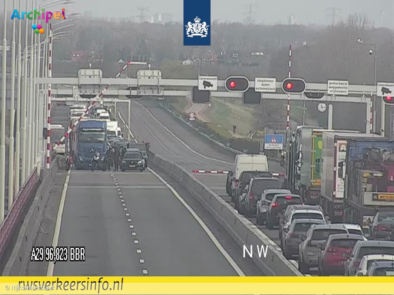 Files door aangereden slagboom Haringvlietbrug