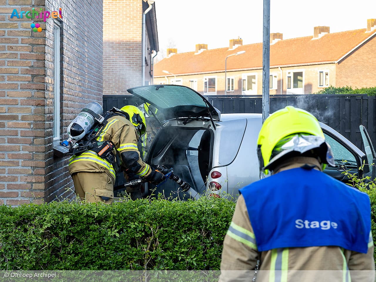 Auto vliegt in brand tijdens starten