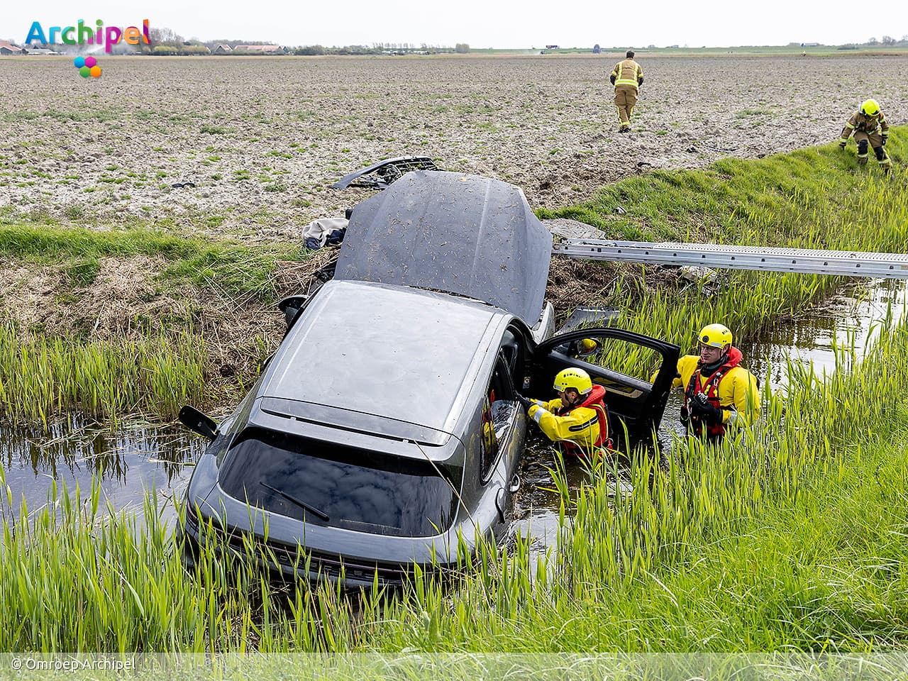 Auto raakt te water bij Ouddorp