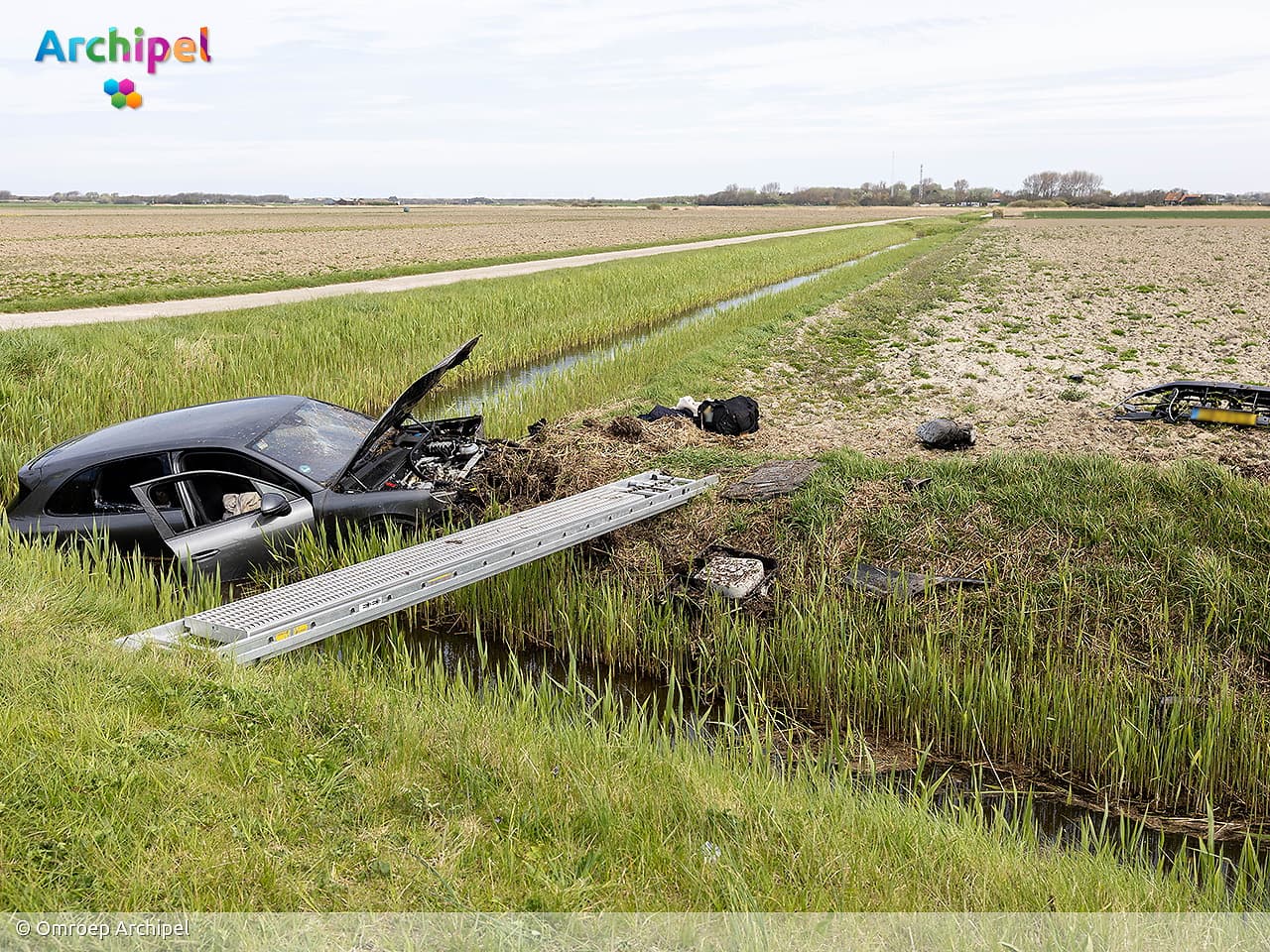Auto raakt te water bij Ouddorp