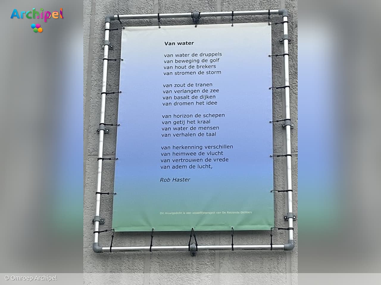 Nieuw gedicht op gemeentehuis met open einde