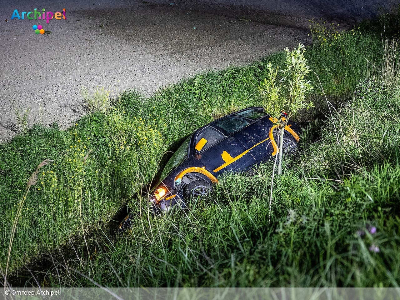 Minderjarige bestuurder rijdt auto van dijk en raakt gewond