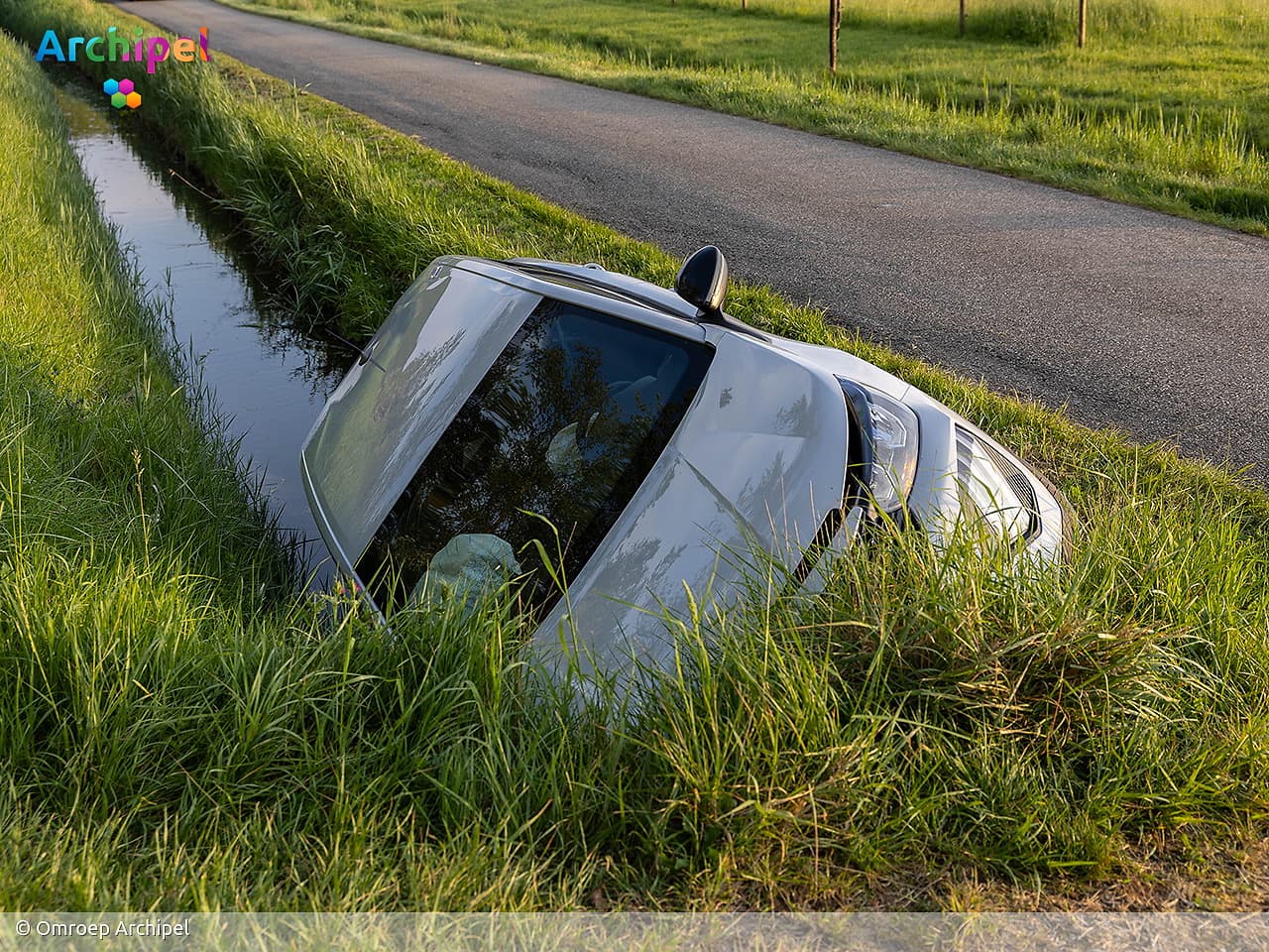 Automobilist rijdt sloot in en wordt aangehouden