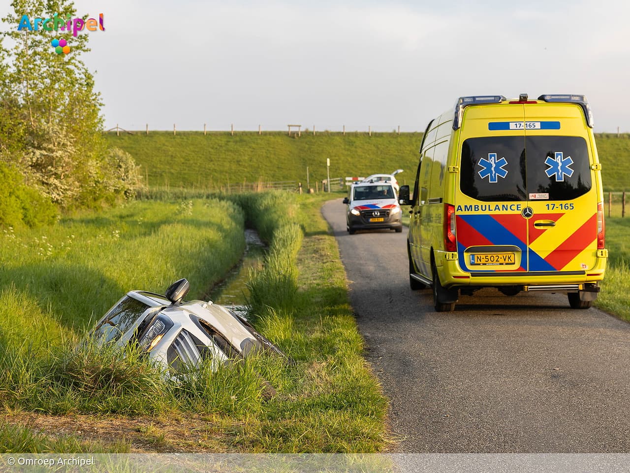 Automobilist rijdt sloot in en wordt aangehouden