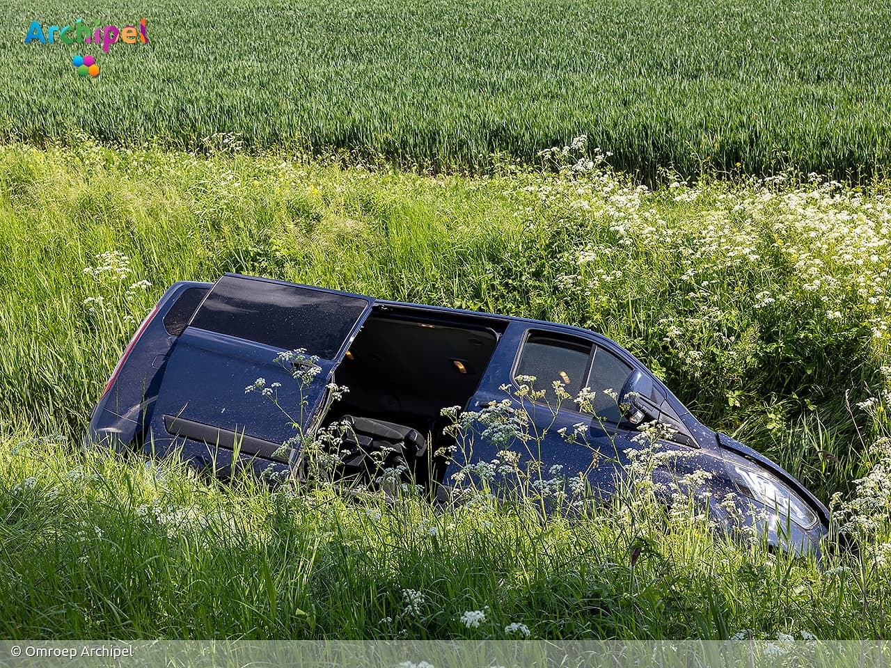 Bestelbus belandt van Oudelandsedijk bij Dirksland