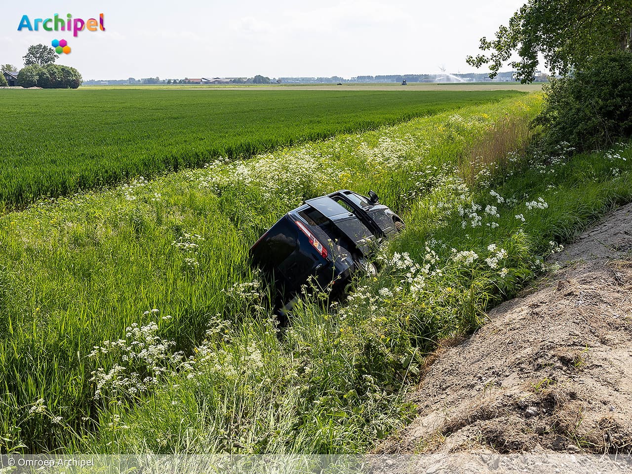 Bestelbus belandt van Oudelandsedijk bij Dirksland