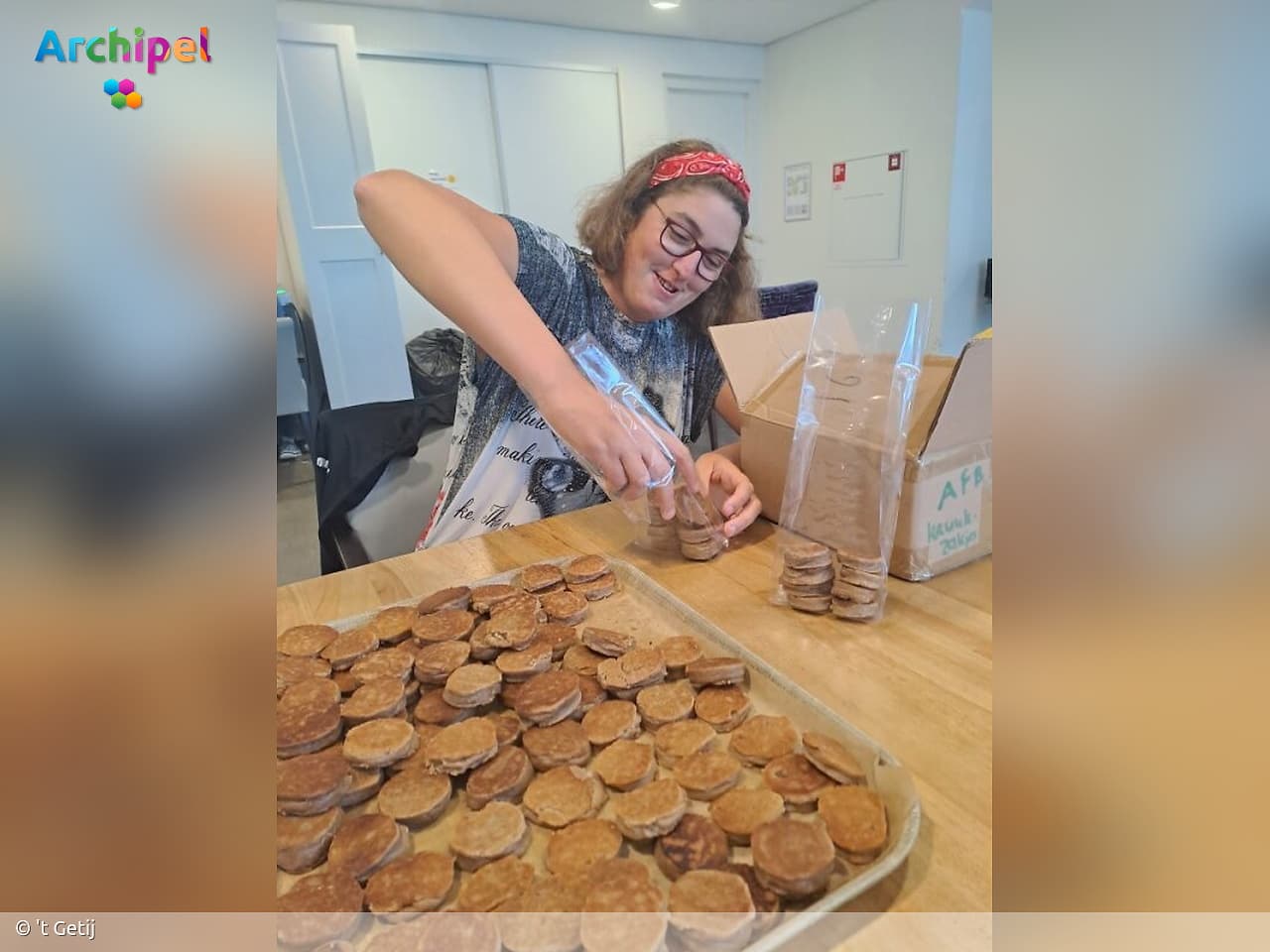 Cliënten dagbesteding in Oude-Tonge bakken kruukplaetjes voor uitje