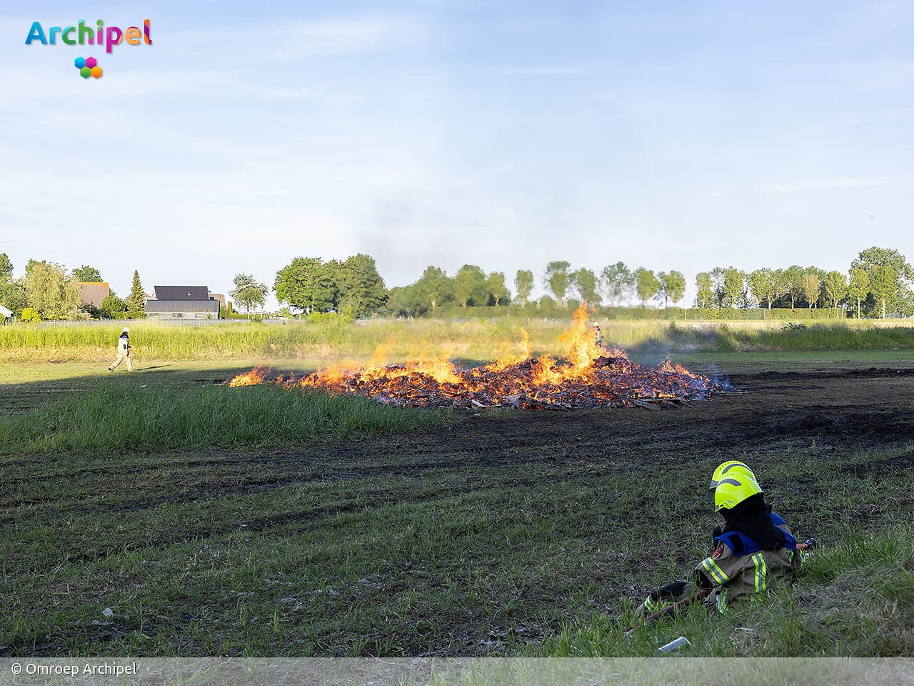 Rookwolk boven Den Bommel in wijde omgeving te zien