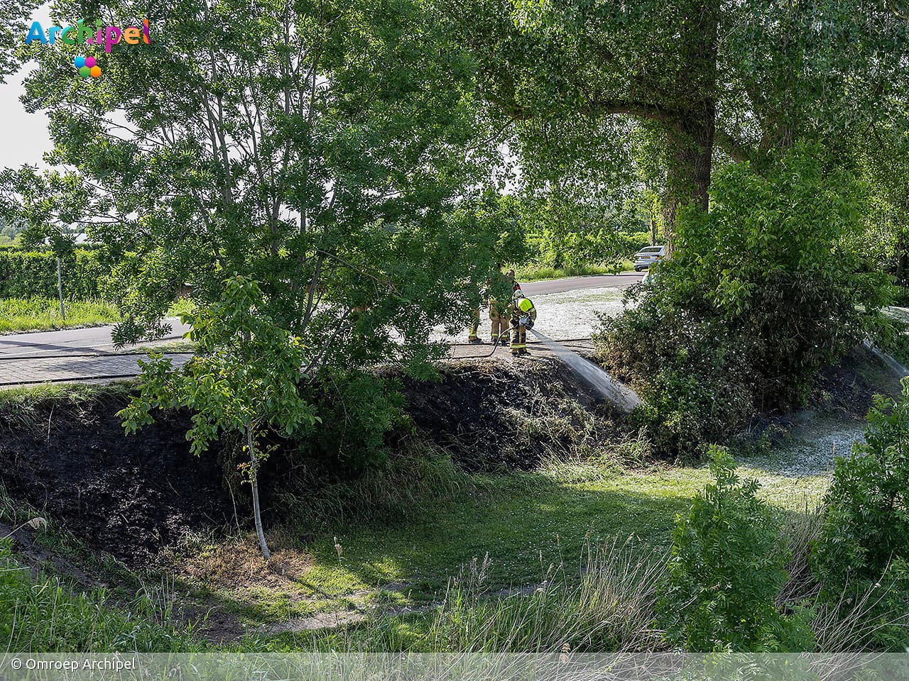 Brandweer blust grasbrand aan West Havendijk bij Dirksland