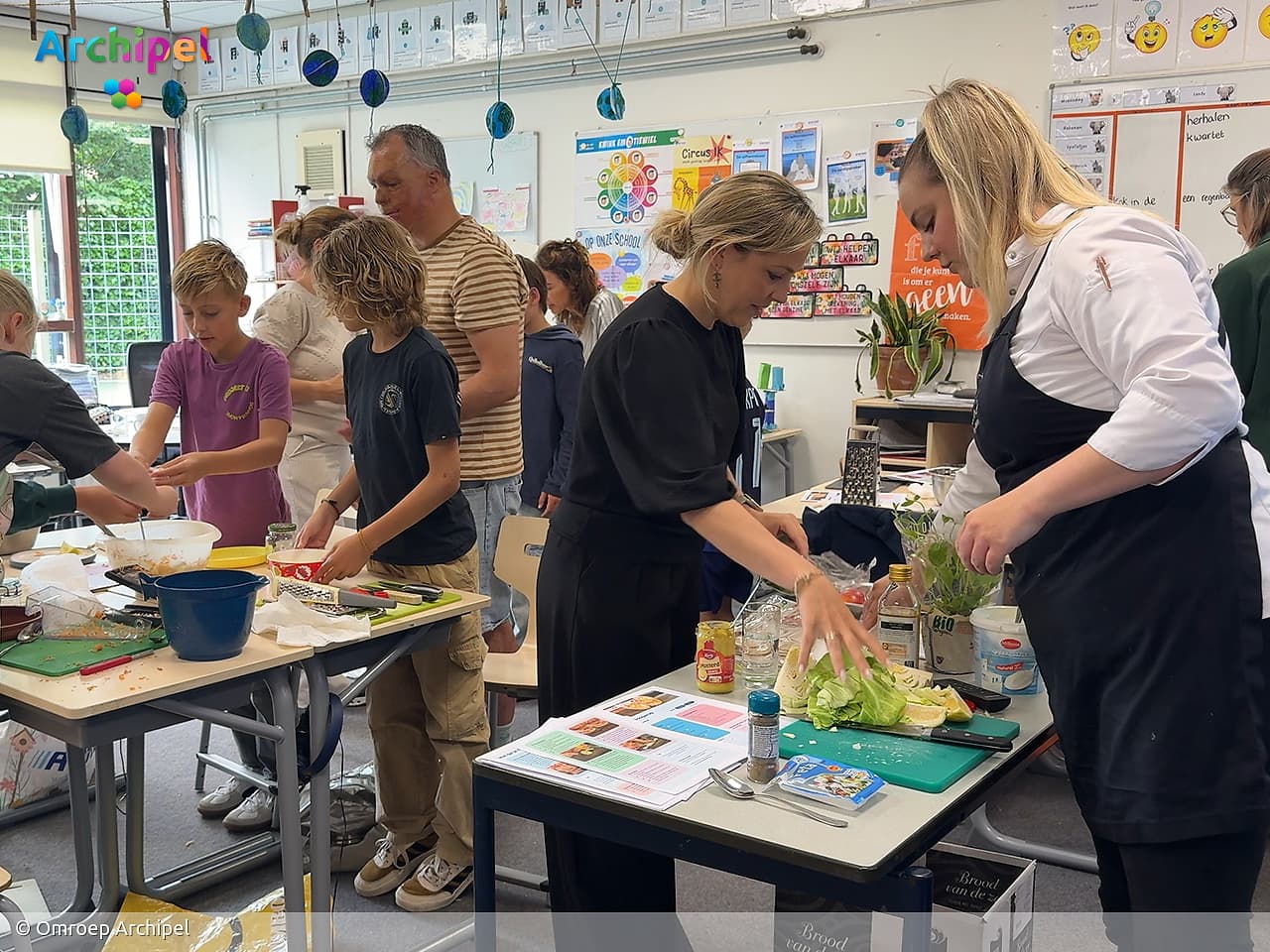 Chef-kok Floor geeft kookles aan basisscholieren in Ouddorp