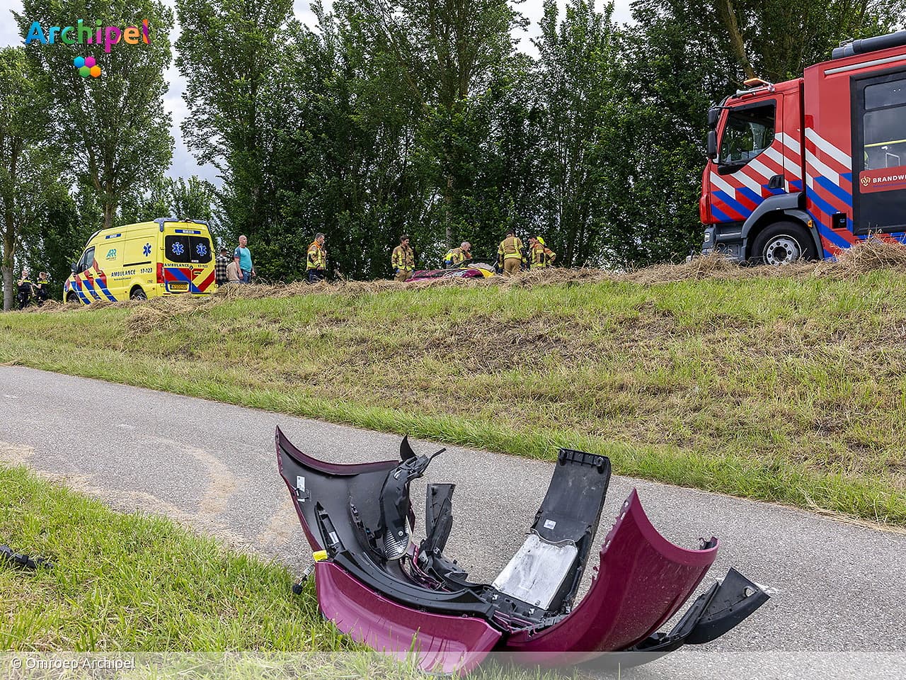 Brandweer bevrijdt bestuurder uit auto na crash tegen boom
