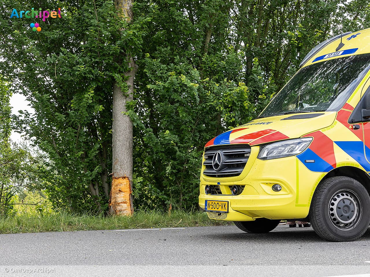 Brandweer bevrijdt bestuurder uit auto na crash tegen boom