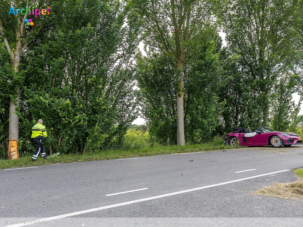 Brandweer bevrijdt bestuurder uit auto na crash tegen boom