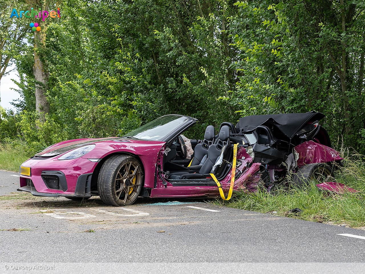 Brandweer bevrijdt bestuurder uit auto na crash tegen boom