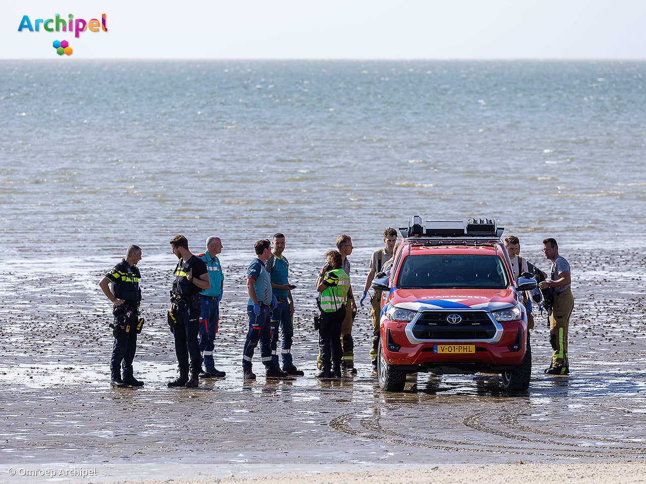 Persoon uit water gehaald en overleden op strand Brouwersdam