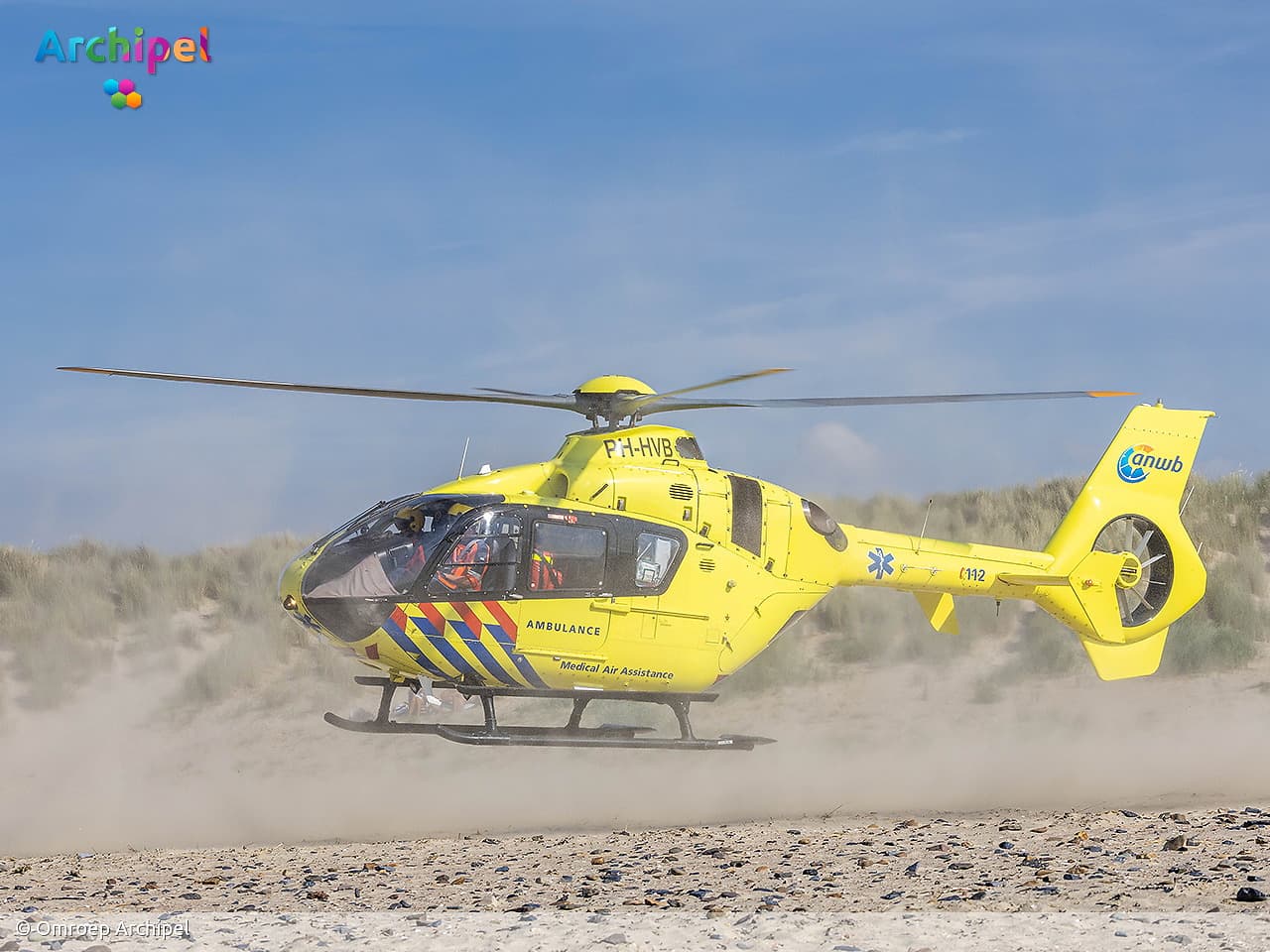 Persoon uit water gehaald en overleden op strand Brouwersdam