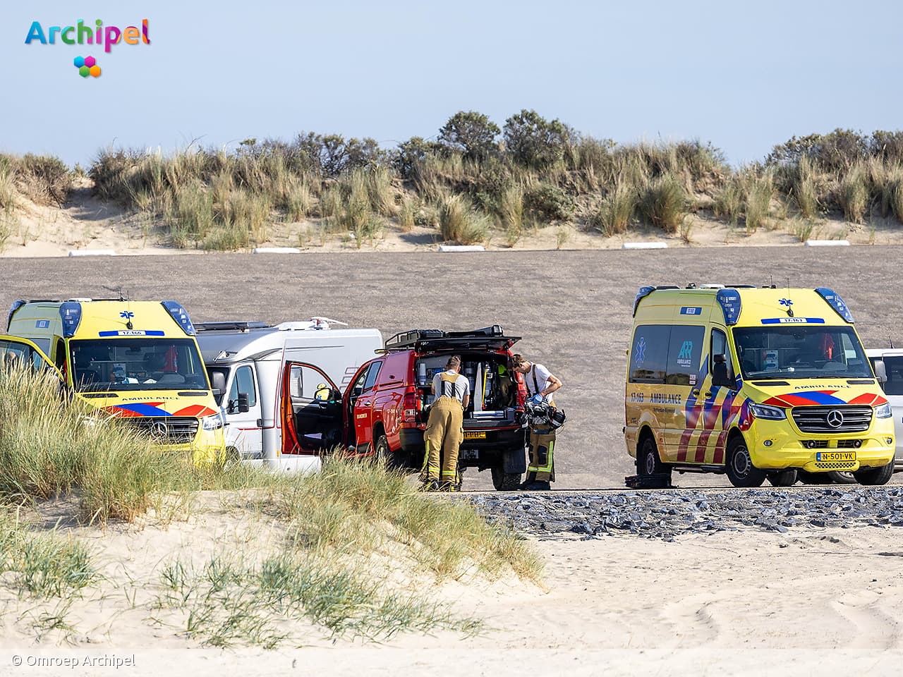 Persoon uit water gehaald en overleden op strand Brouwersdam